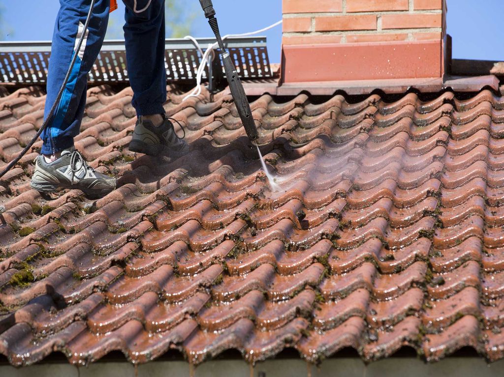 Démoussage de toiture à Montreuil